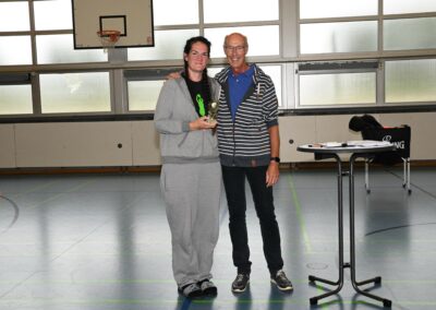 Übergabe des MVP-Pokals an Michele Ziesemann (Centerin des TSV Bordenau)