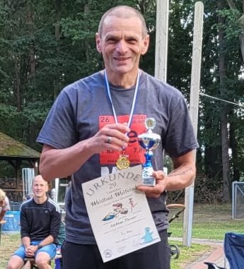 Andreas gewinnt seine Altersklasse beim Triathlon in Wulfelade
